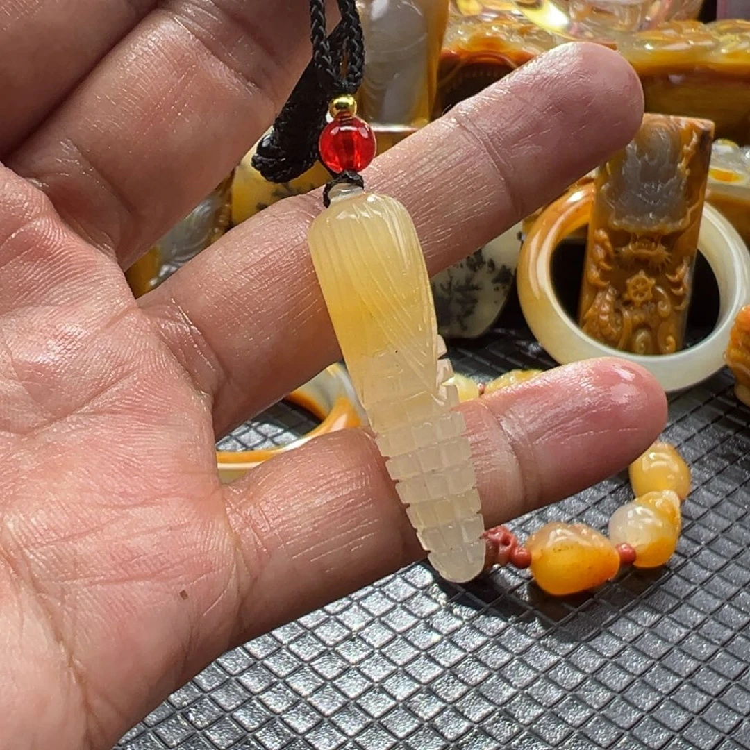 颈饰未镶嵌石英质玉