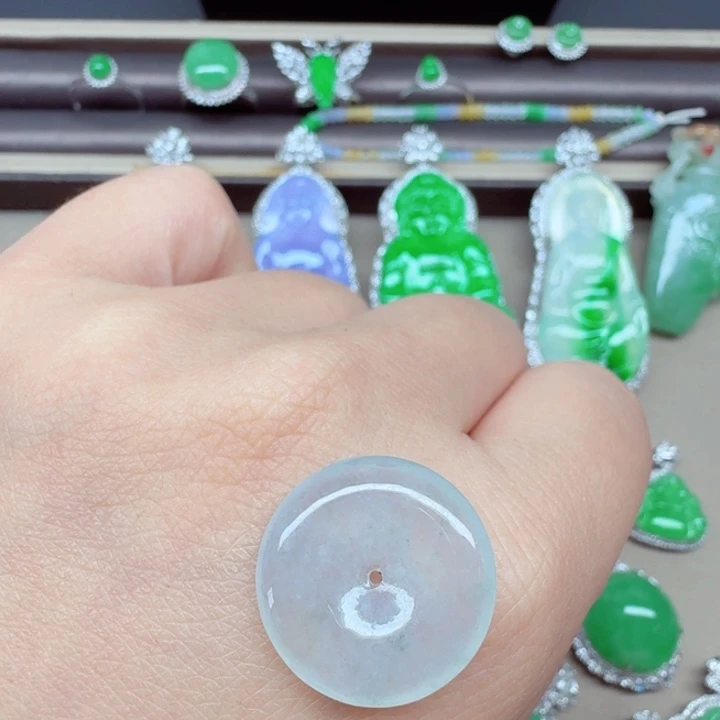 翡翠未镶嵌颈饰平安扣