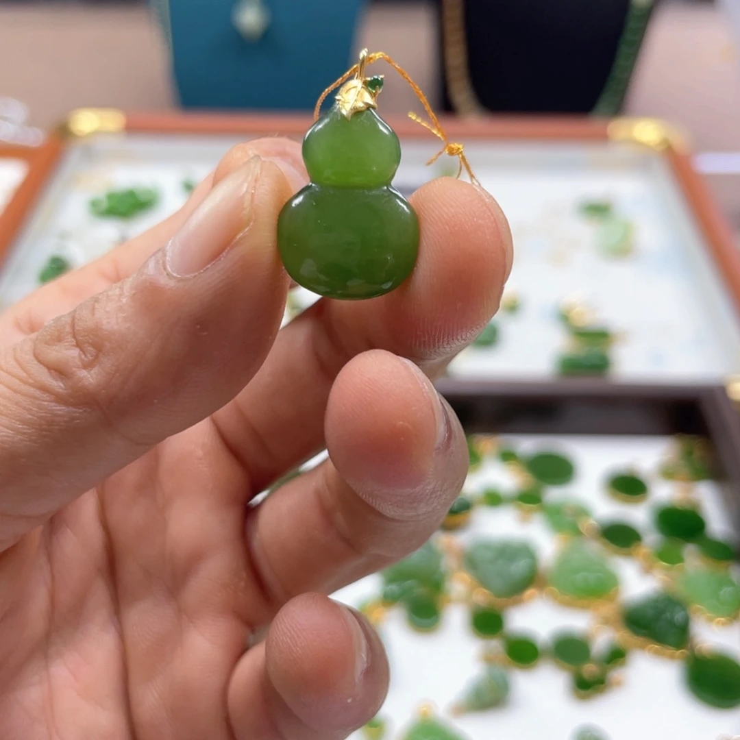 颈饰18K金镶嵌和田玉（碧玉）