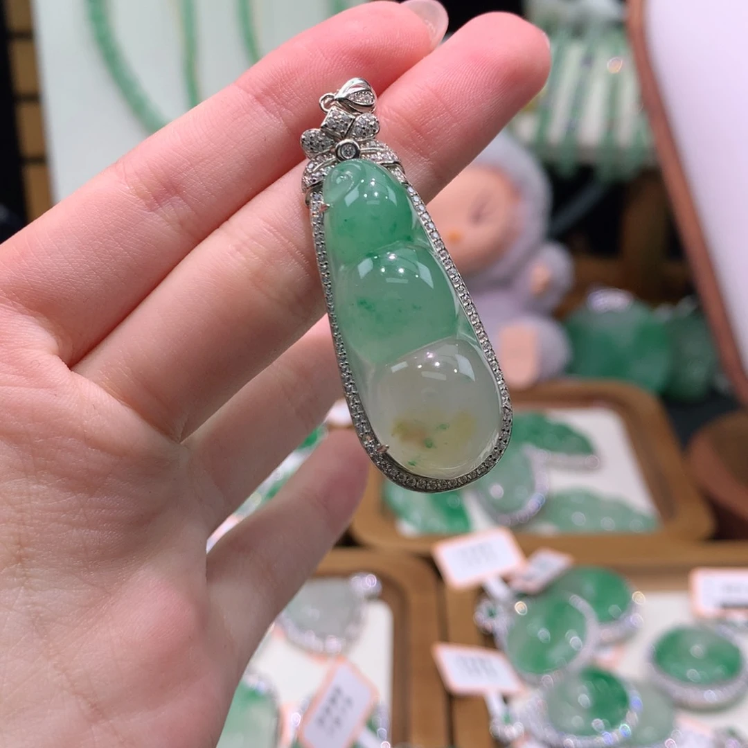 石英质玉（非洲翠）银S925镶嵌颈饰豆子