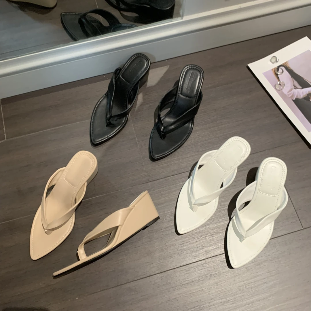 百搭厚底小众坡跟人字拖鞋女鞋子外穿2025年夏季新款夹趾高跟沙滩