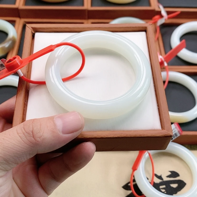 【闪购商品】未镶嵌手镯和田玉丹*