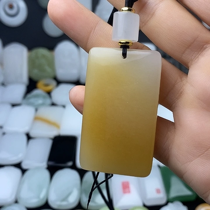 用***3石英质玉未镶嵌颈饰