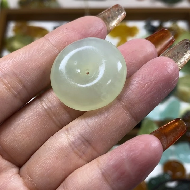 蛇纹石玉未镶嵌吊坠