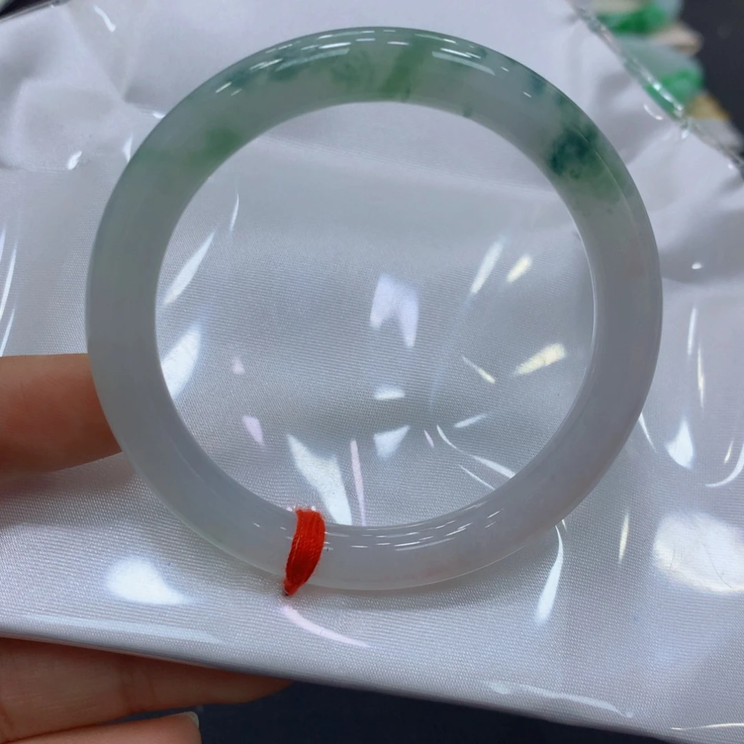 翡翠手镯未镶嵌翡翠