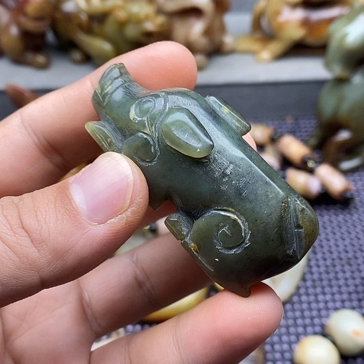 未镶嵌蛇纹石玉颈饰