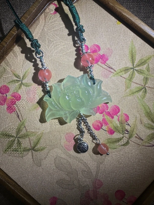 岫玉 莲花精美吊坠