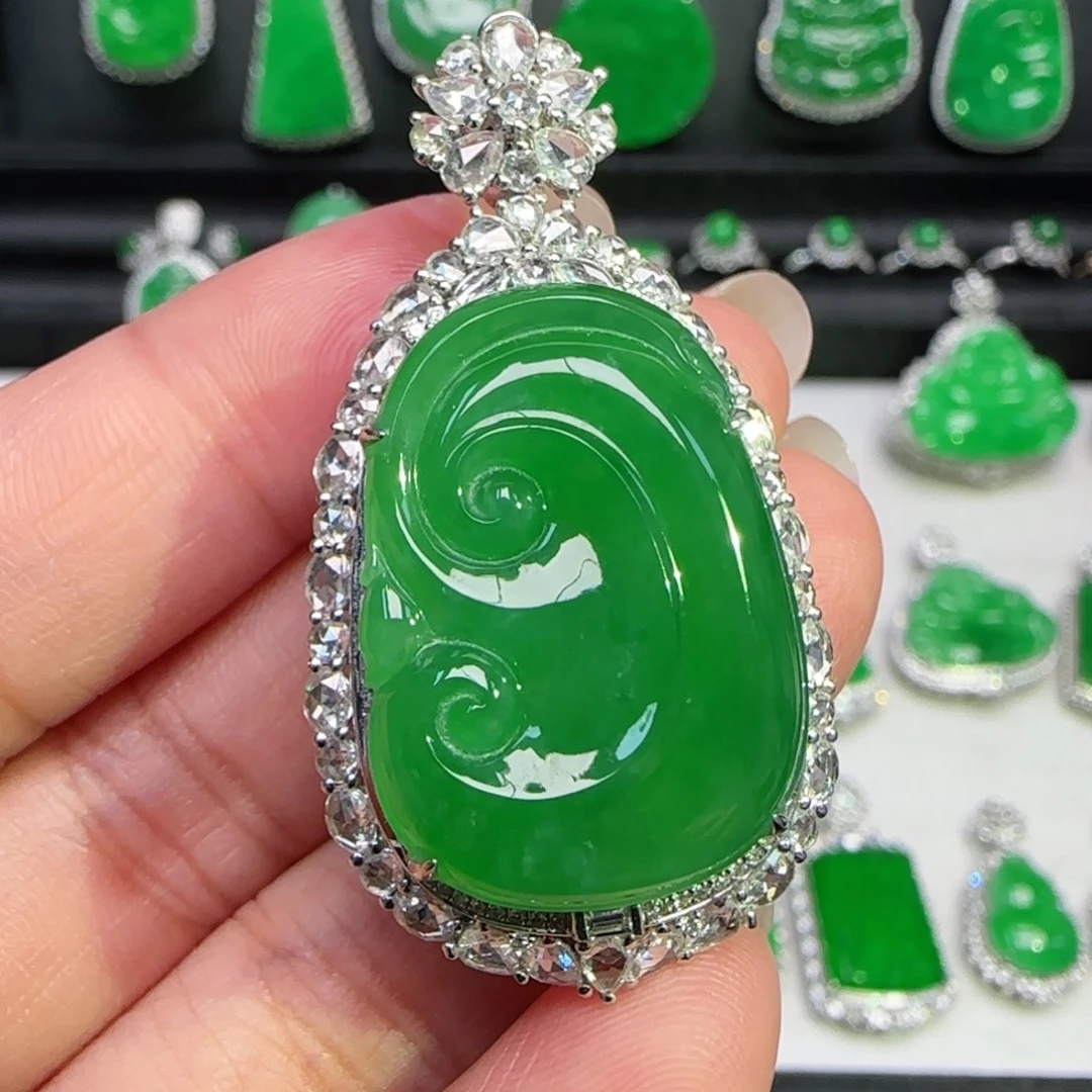 翡翠18K金镶嵌颈饰吊坠