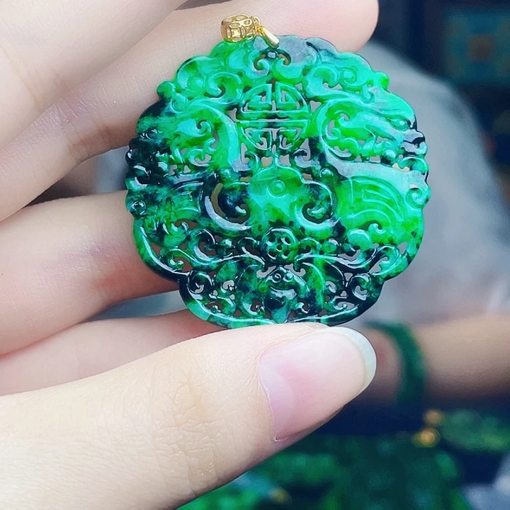 颈饰18K金镶嵌翡翠多样性