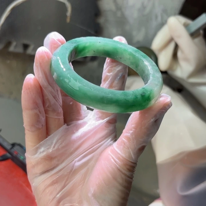 海***湮石英质玉（非洲翠）未镶嵌手镯定制