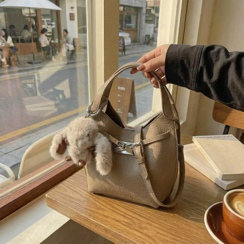 2025新款韩版荔枝纹软皮水桶包休闲皮带装饰手提包质感单肩斜跨包