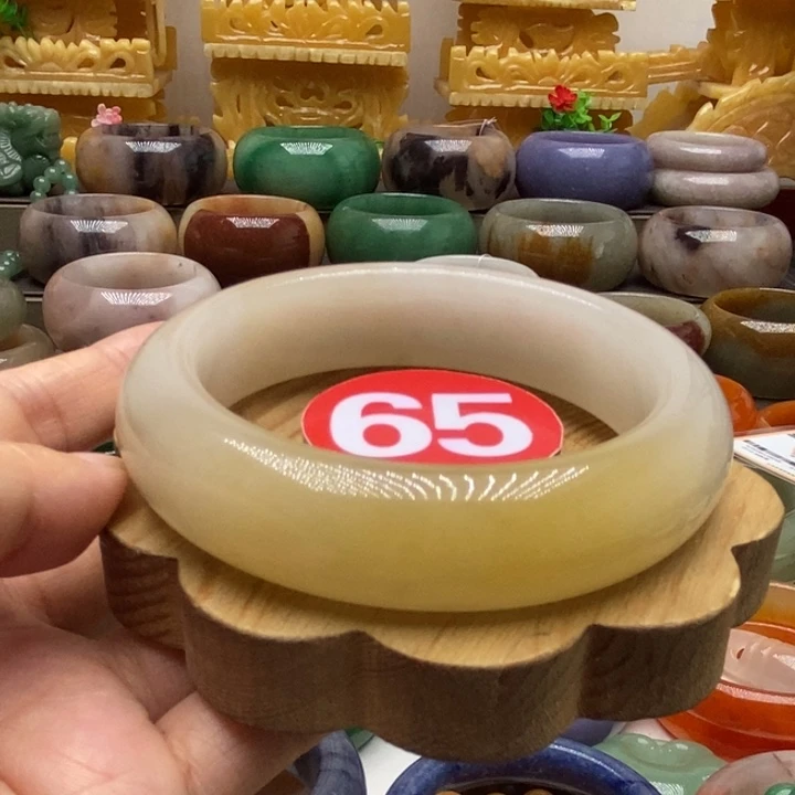 未镶嵌手镯石英质玉