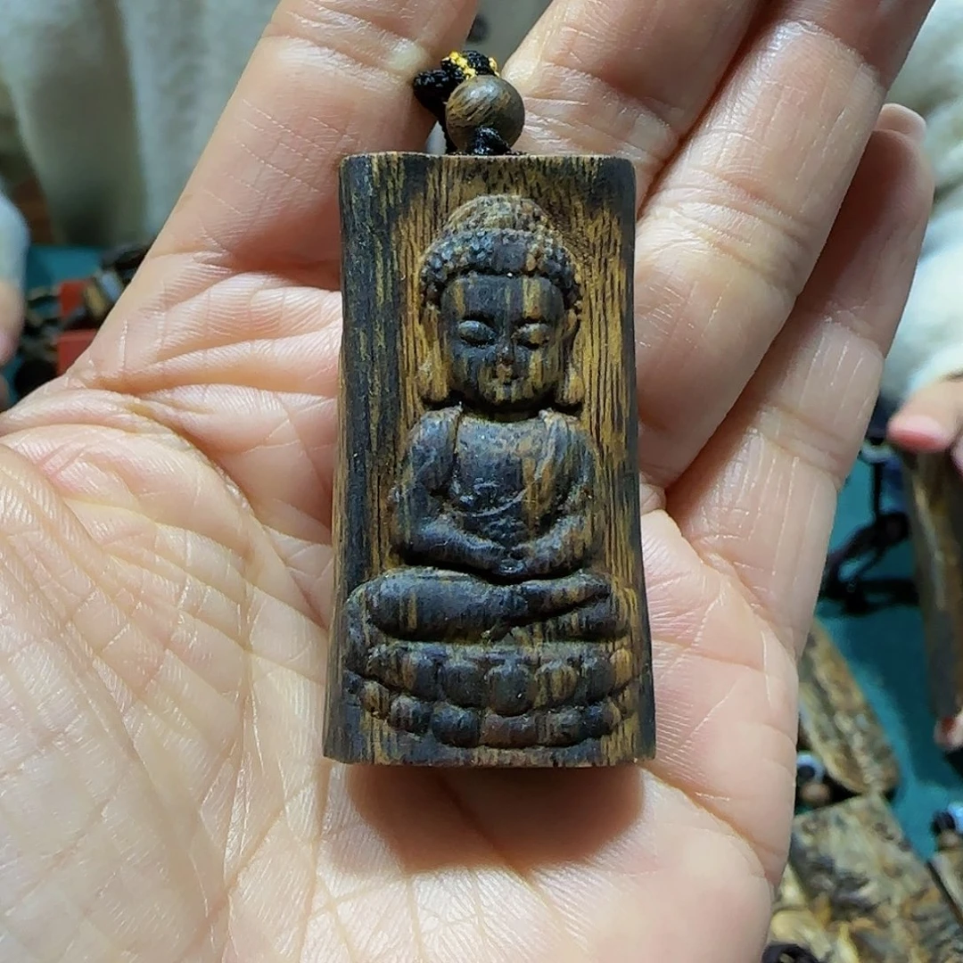 沉香吊坠海南白奇乌身老料雕刻宝宝佛带绳8.3克