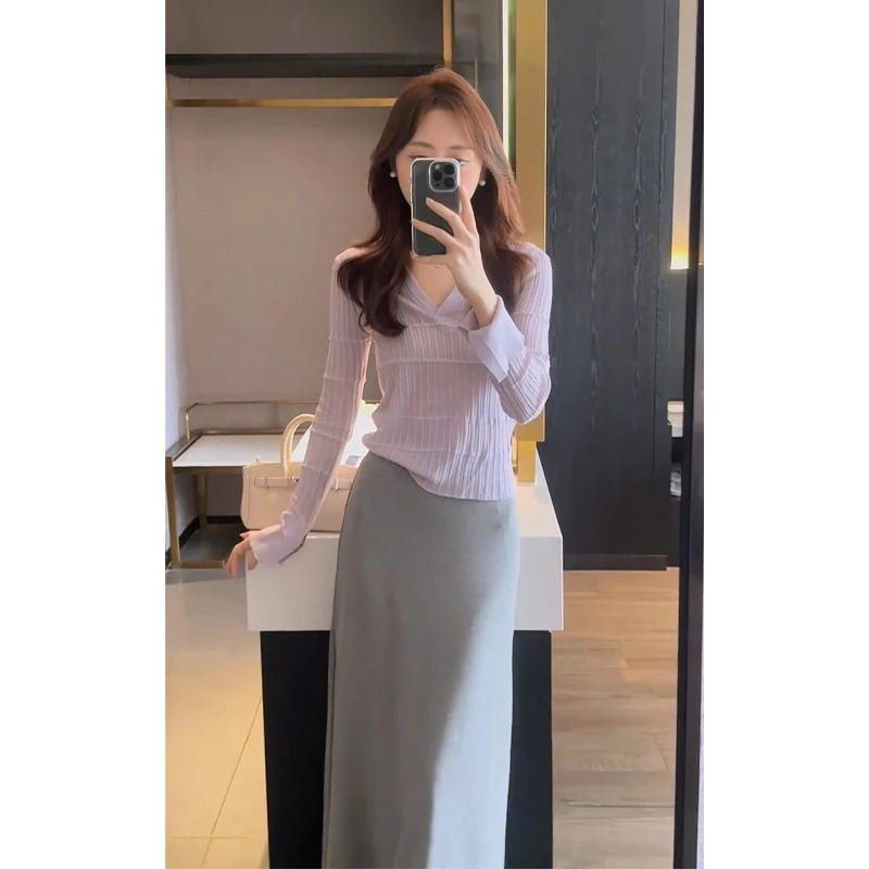 2025早秋新款女法式气质V领修身条纹针织上衣百搭高腰显瘦半身裙