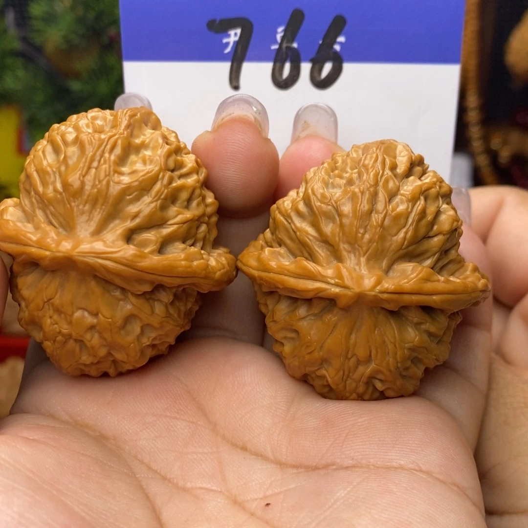 文玩核桃吊坠狼**海金麒麟。边42。 丹