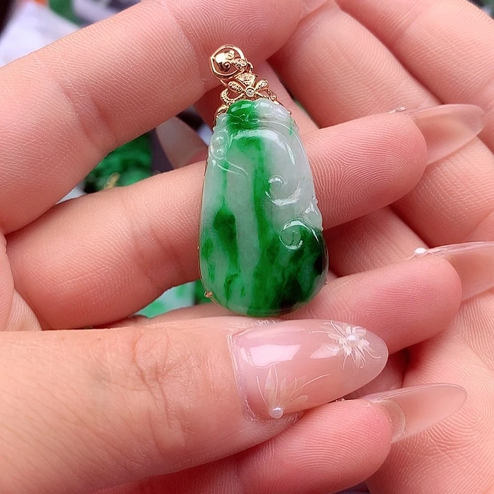翡翠18K金镶嵌颈饰翡翠