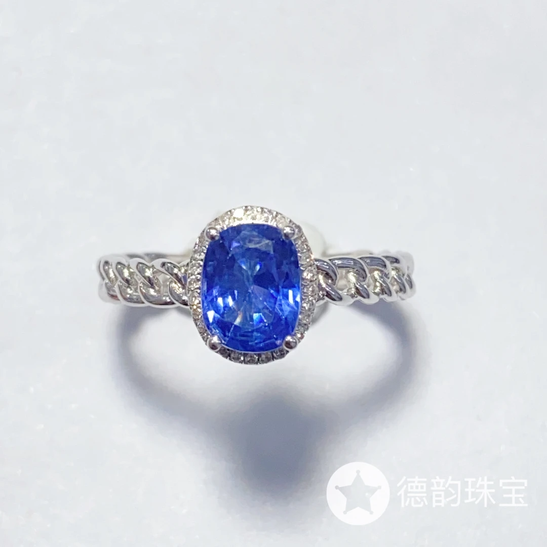 18K金镶嵌蓝宝石戒指