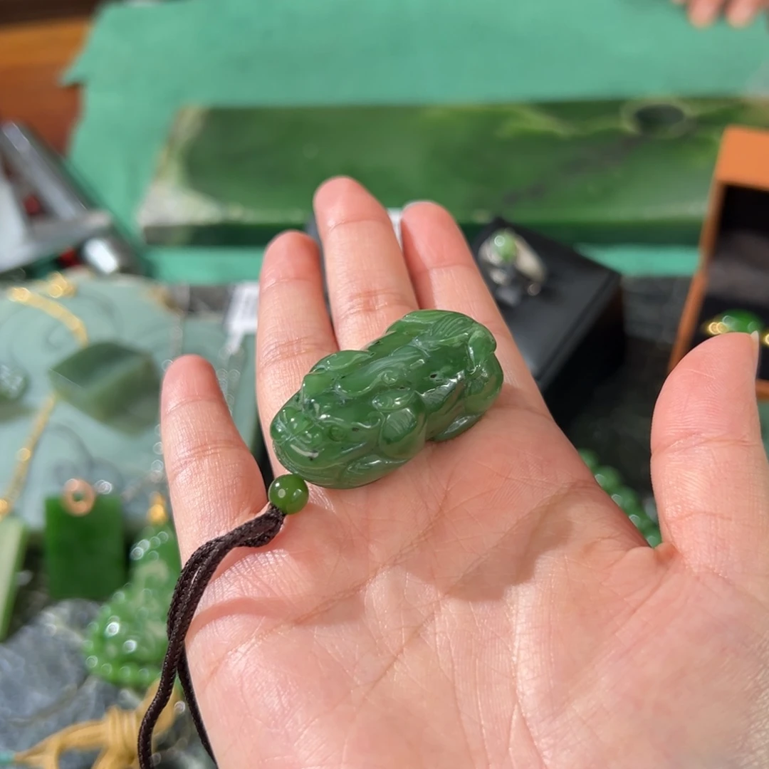 颈饰未镶嵌和田玉（碧玉）