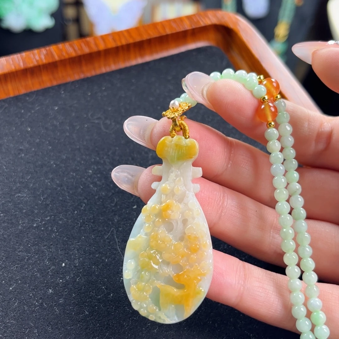 翡翠未镶嵌颈饰一路生花