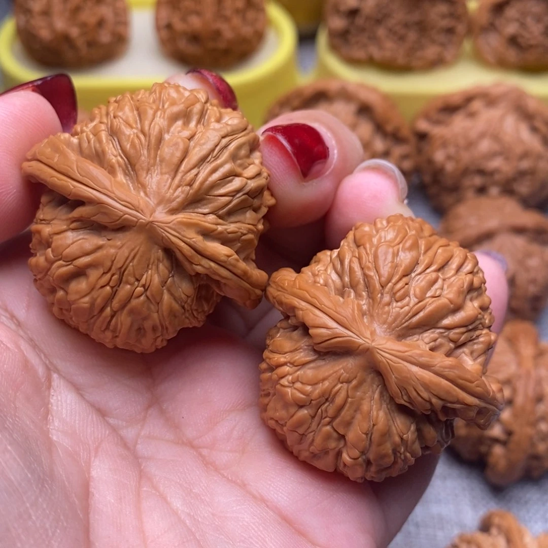 文玩核桃把件精品红皮白狮子40尺