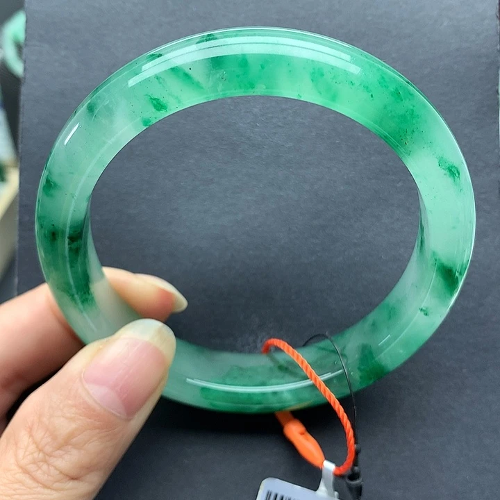 青***灯石英质玉未镶嵌手镯