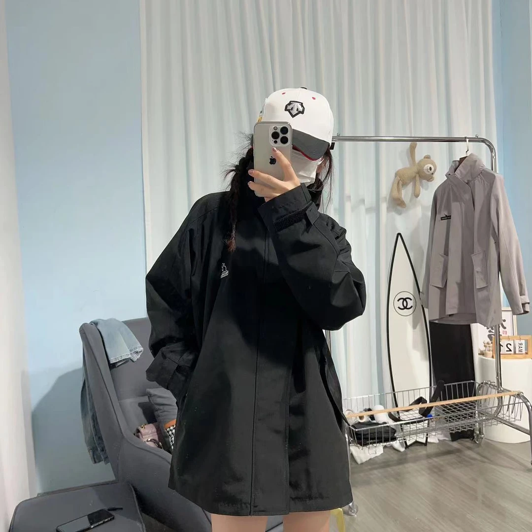 T-29  潮牌情侣款小袋鼠刺绣两色冲锋衣外套 51421