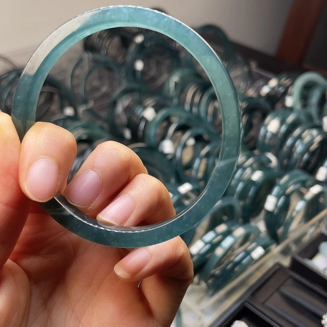 翡翠手镯未镶嵌翡翠手镯