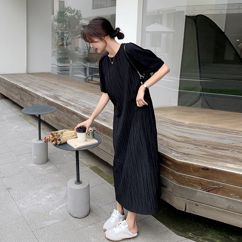 黑色肌理感褶皱连衣裙2025新款女夏季法式气质高级赫本风直筒长裙