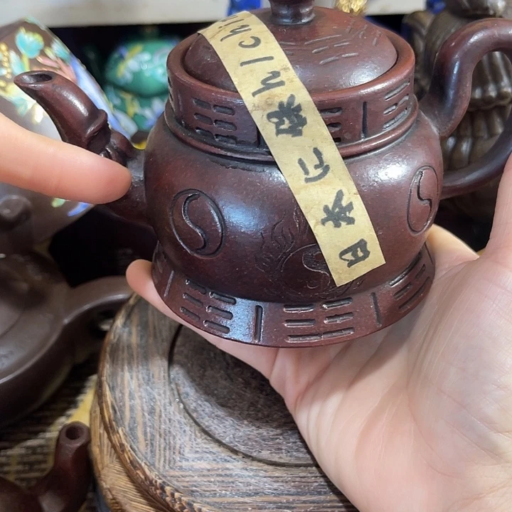 茶壶紫泥原矿泥料手工制作的一把紫砂壶。