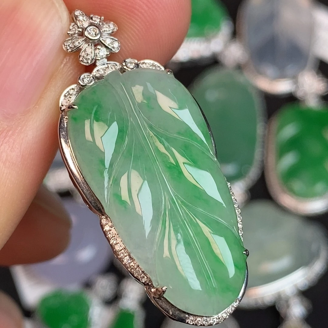 翡翠18K金镶嵌颈饰叶子