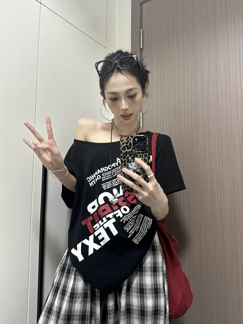 花生酱  夏季新款字母印花斜肩t恤一字领短袖显瘦百搭小众设计感