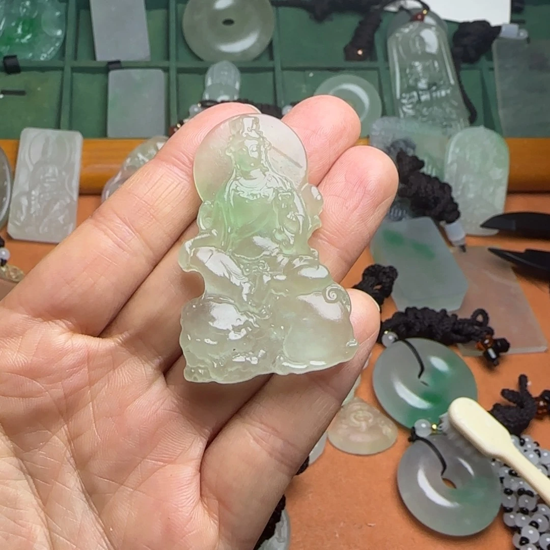 翡翠未镶嵌颈饰观音