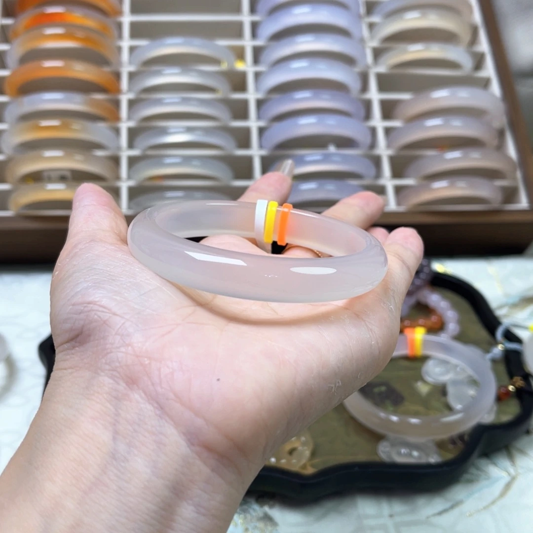 小***气玛瑙/玉髓手镯未镶嵌