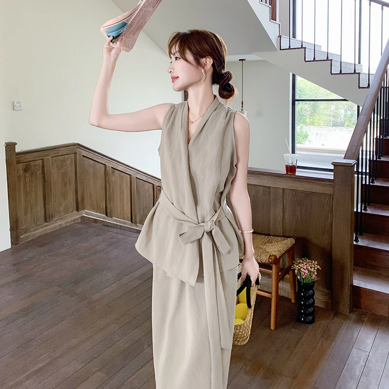 鑫灿好屋女装2025夏装新款休闲显气质绑带无袖V领半身裙套装