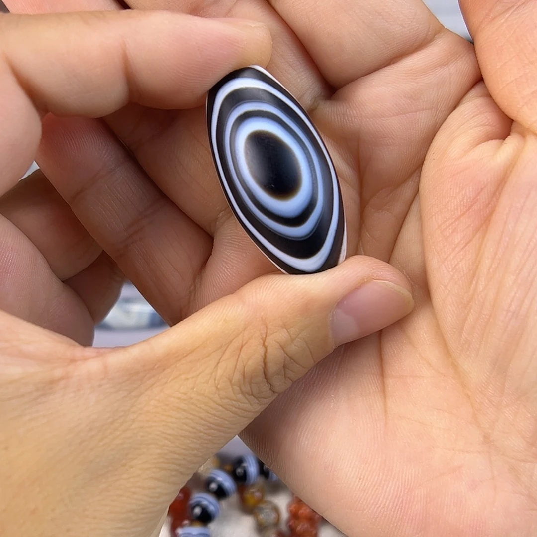 万***，玛瑙/玉髓未镶嵌颈饰