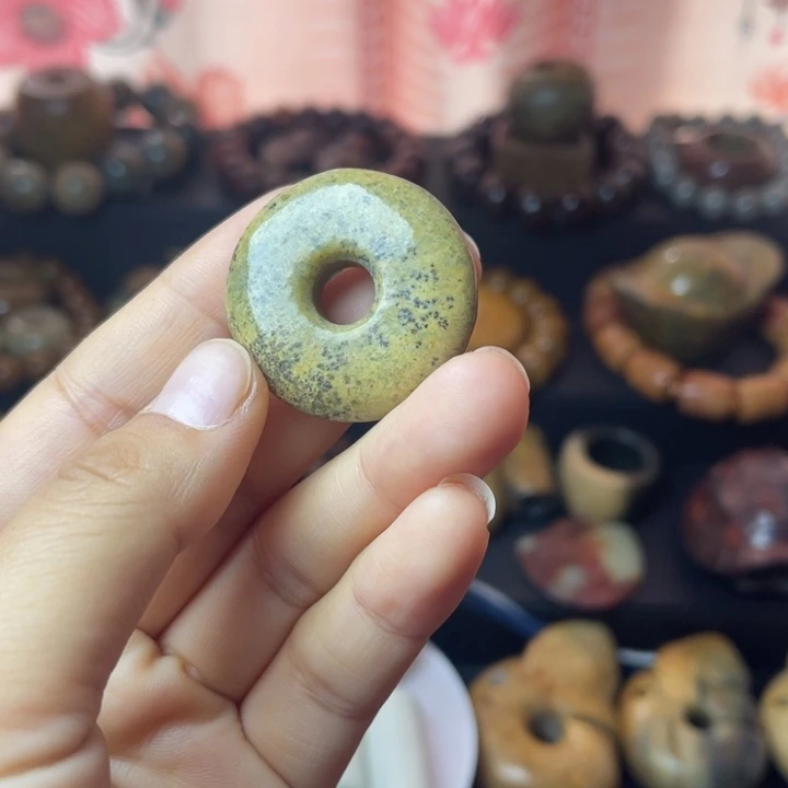 颈饰未镶嵌岫岩河磨玉（透闪石质玉）