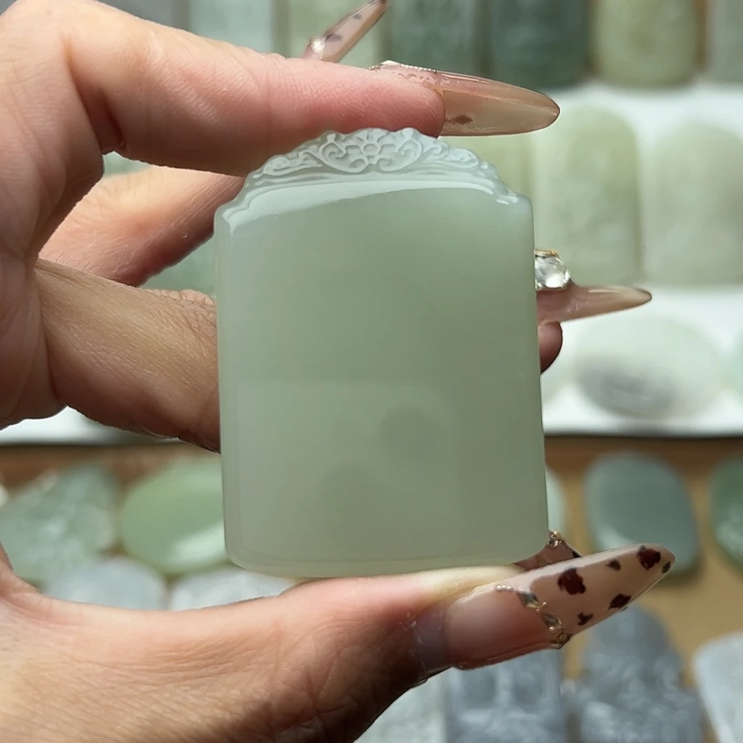 扶***灯和田玉未镶嵌颈饰