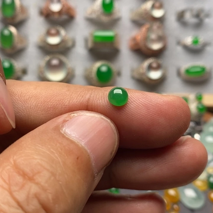 翡翠裸石糯化绿色戒面5.6*5.5*3.5