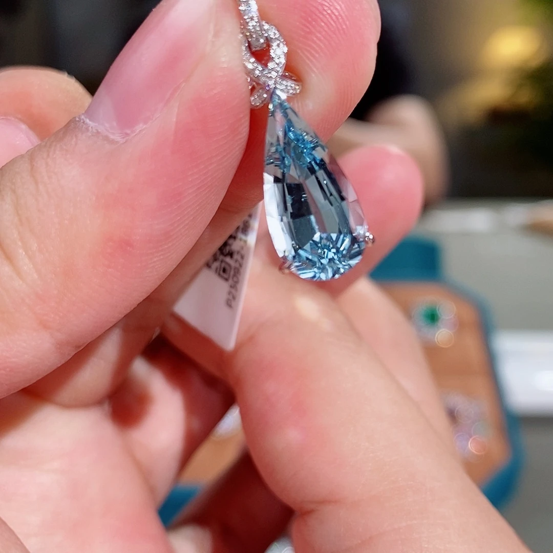 18K金镶嵌颈饰海蓝宝石3.6ct