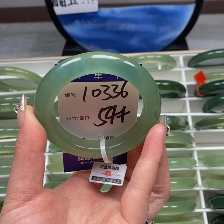 蛇纹石玉手镯未镶嵌一***樱