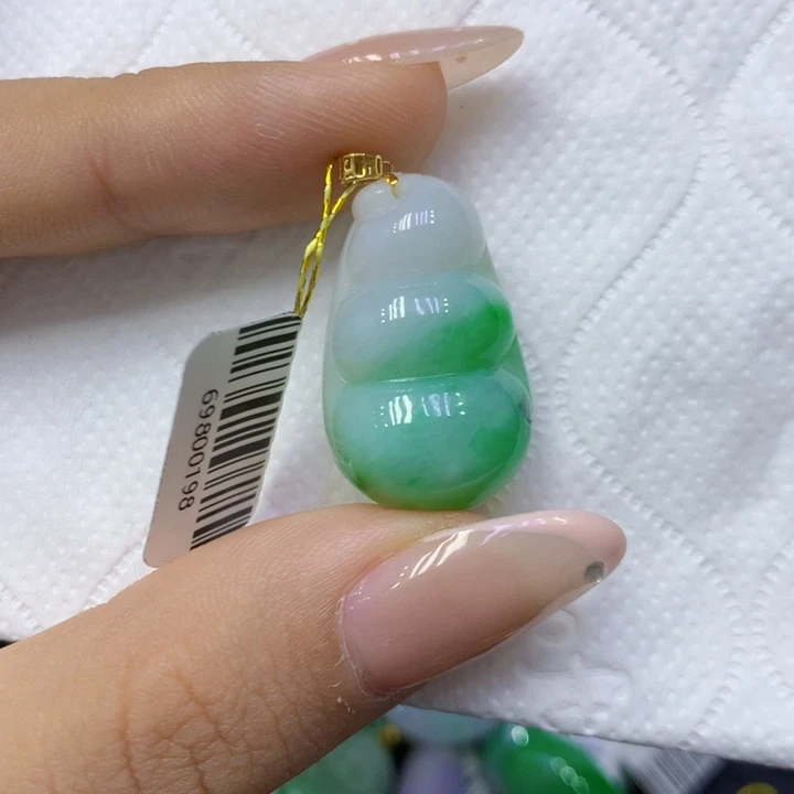 颈饰18K金镶嵌翡翠