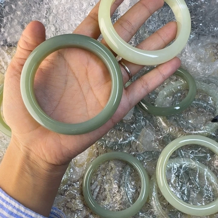 大***姐未镶嵌手镯和田玉