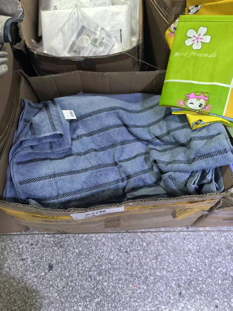 《厚广家》3楼70×140蓝色带黑条纹全棉毛圈浴巾 发1张微瑕疵