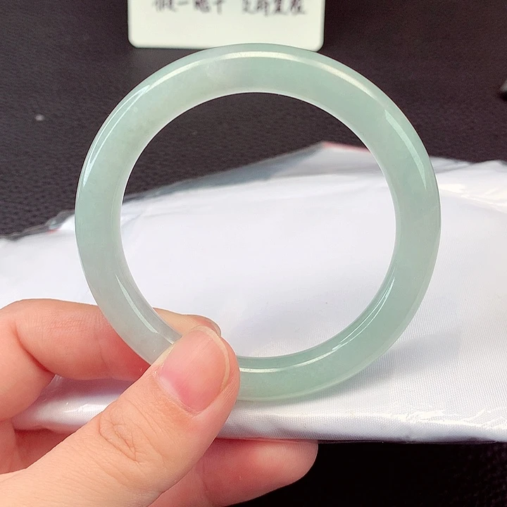 翡翠手镯未镶嵌翡翠