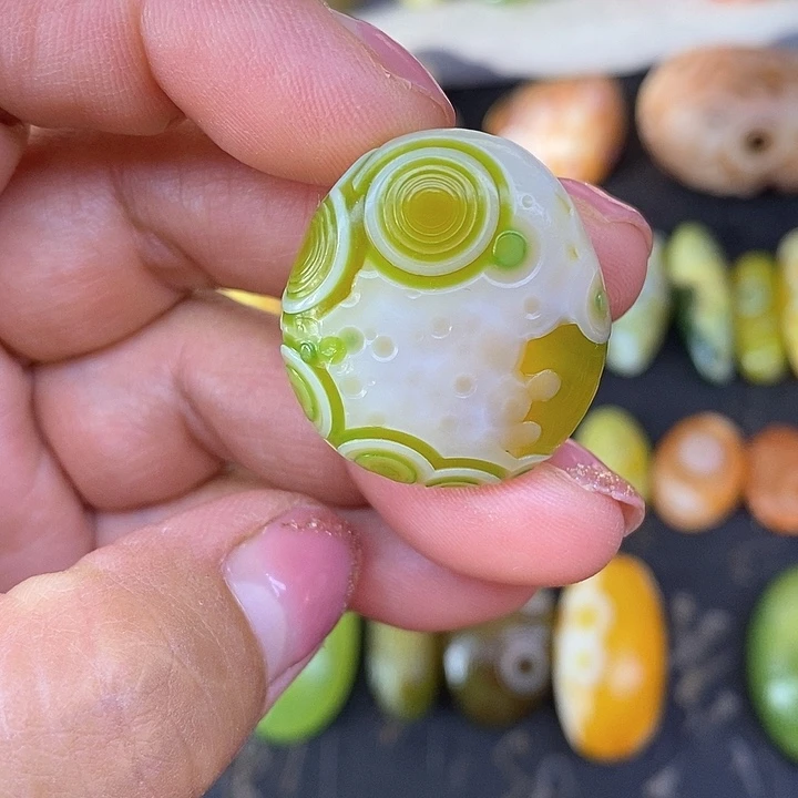 花眼玛瑙果绿色奇石