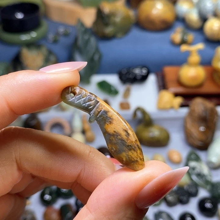 未镶嵌岫岩河磨玉（透闪石质玉）挂件