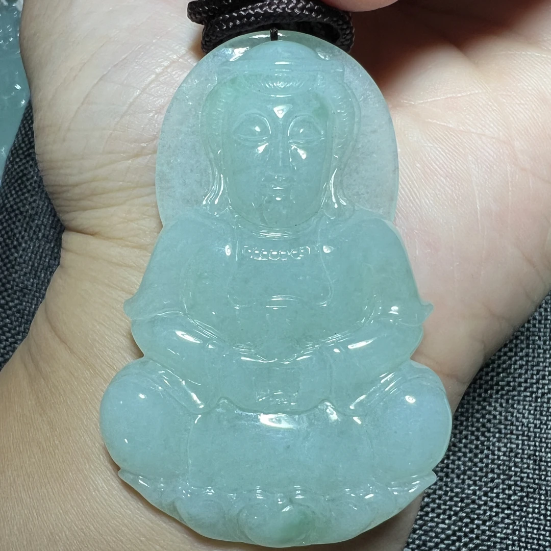 只买单纯的吊坠，没带链子，属的性质。吊坠 菩萨吊坠时尚绿色