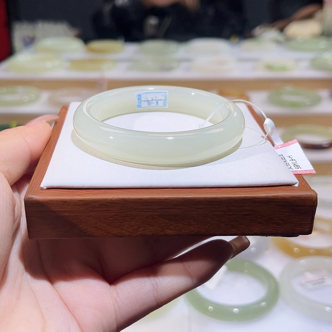 和田玉未镶嵌手镯浅晴白