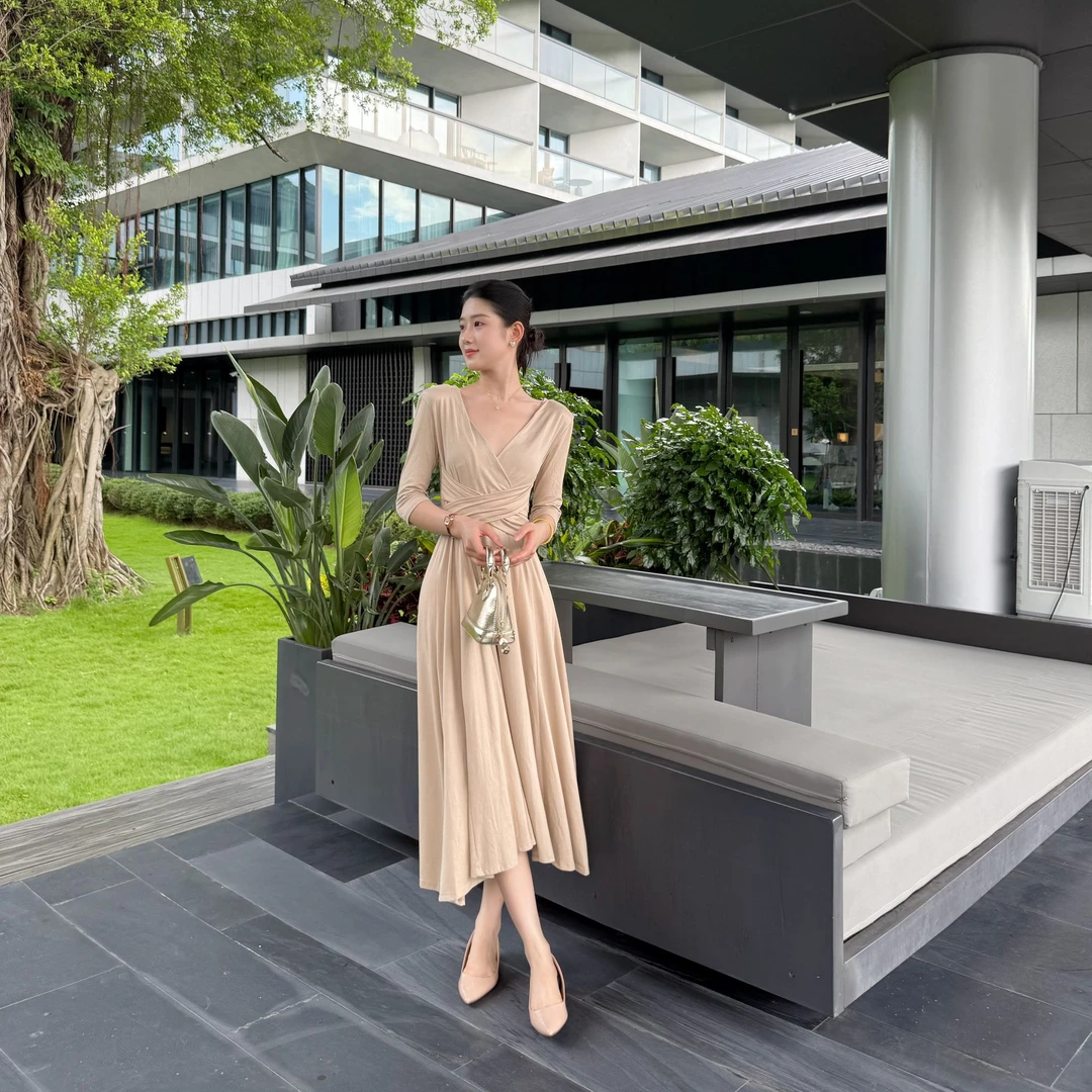 温柔粉底裙收腰显瘦深V连衣裙法式优雅气质系带长裙设计感宴会裙