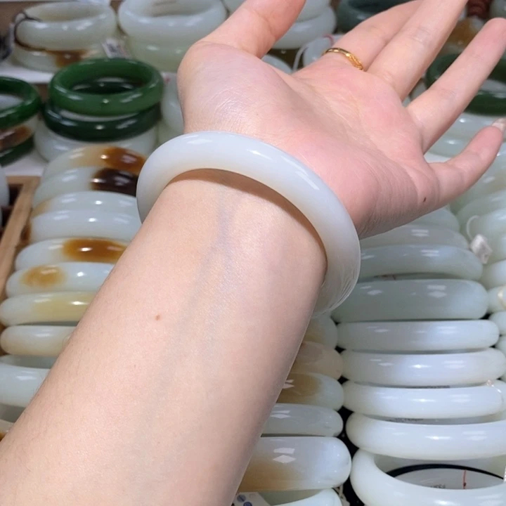 和田玉手镯未镶嵌羊脂白镯56